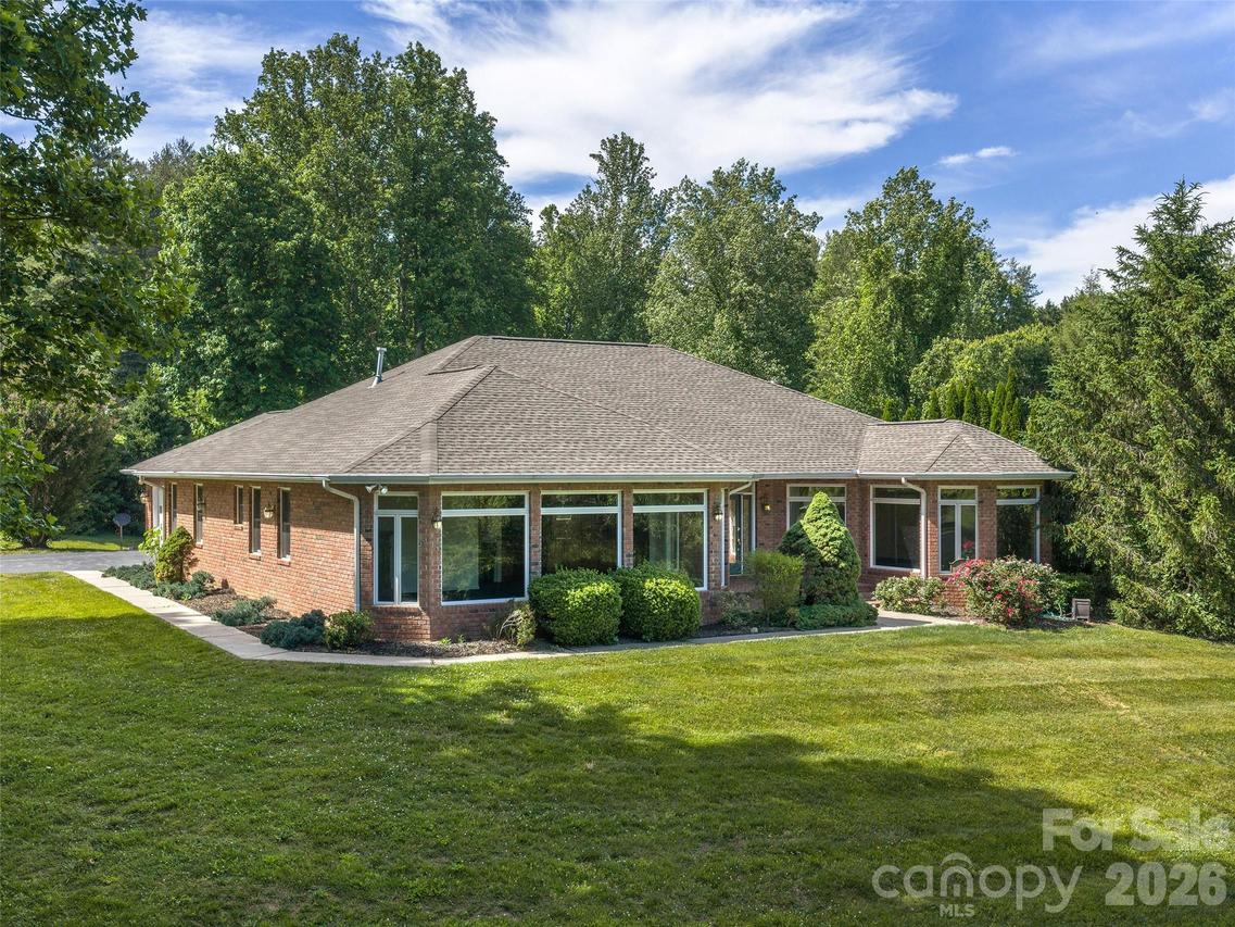 39 Beaumont Dr., Hendersonville, NC 28739
