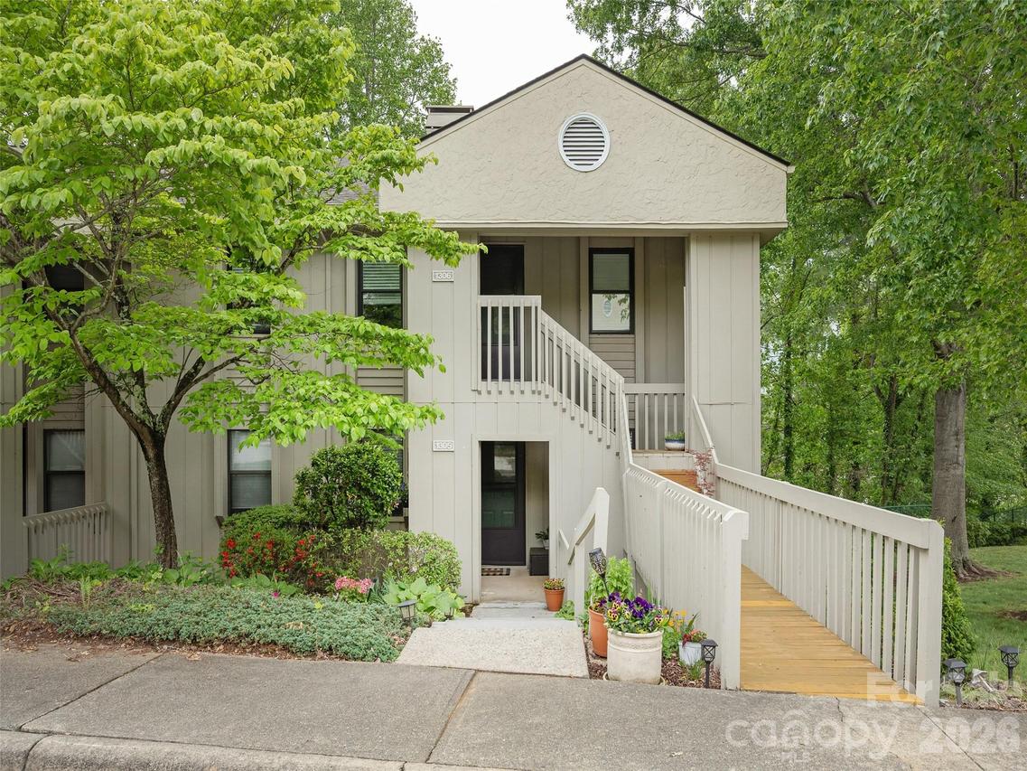 1305 Abbey Cir., Asheville, NC 28805