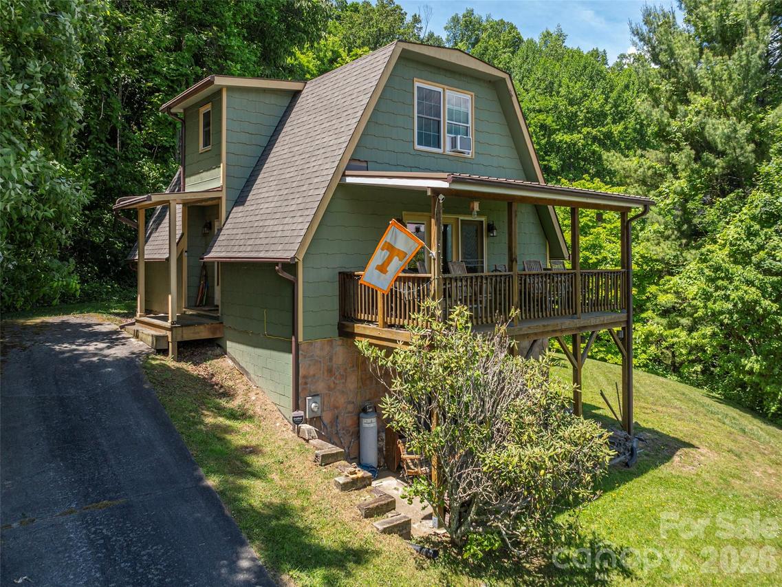 649 Acres View Dr., Waynesville, NC 28786