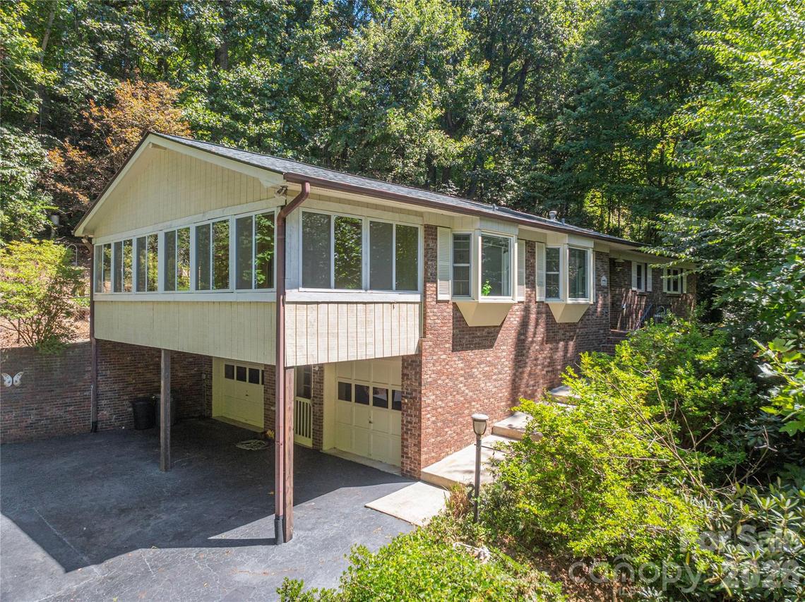 446 Deerhaven Ln., Hendersonville, NC 28791