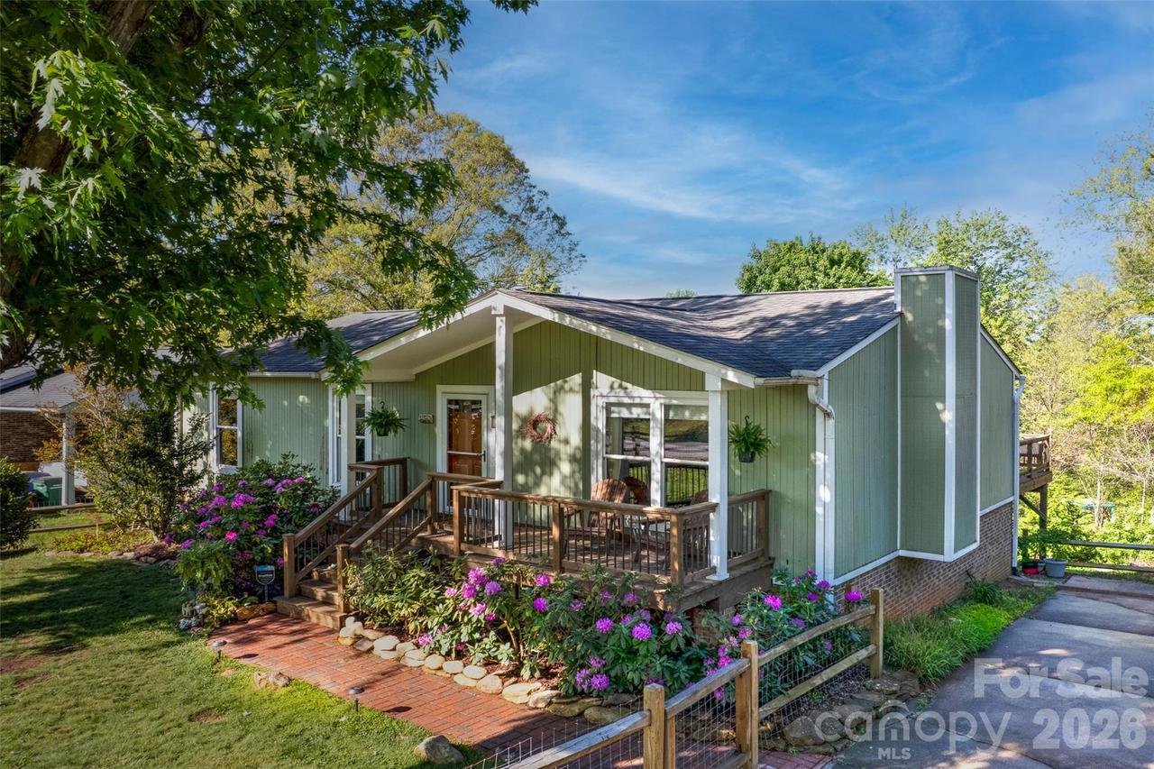 34 Knoll Ridge Dr., Asheville, NC 28804