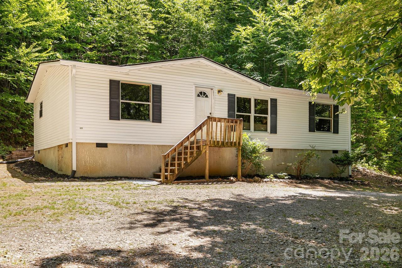 94 Long Ridge Rd., Candler, NC 28715