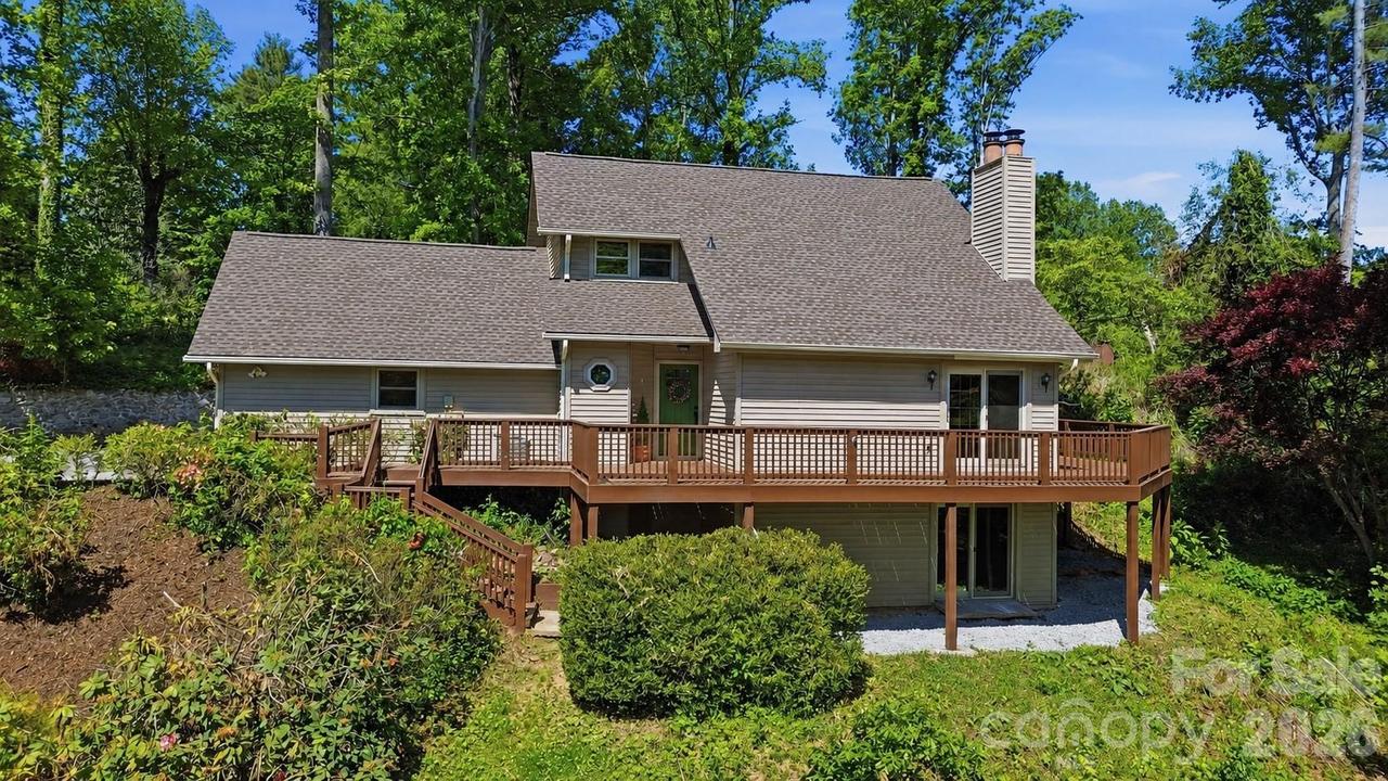 207 Wood Dale Dr., Hendersonville, NC 28791