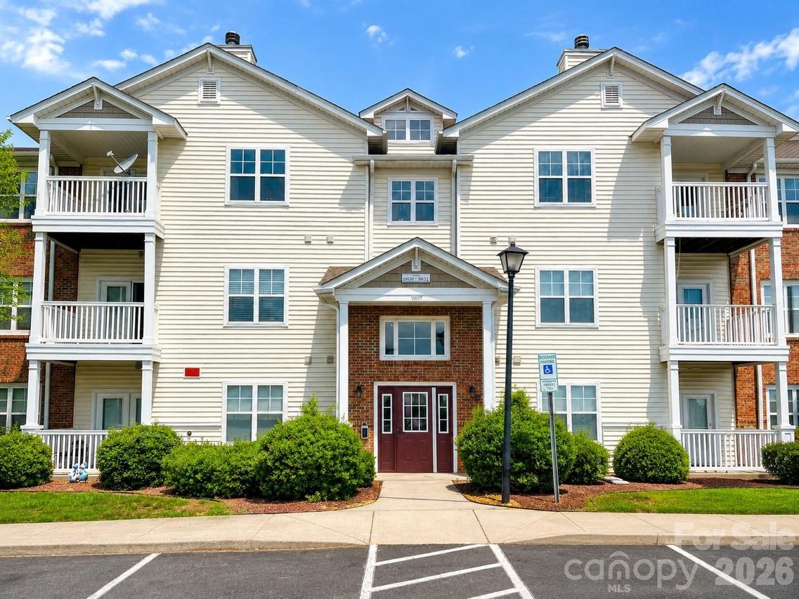 9813 Hyde Glen Ct., Charlotte, NC 28262