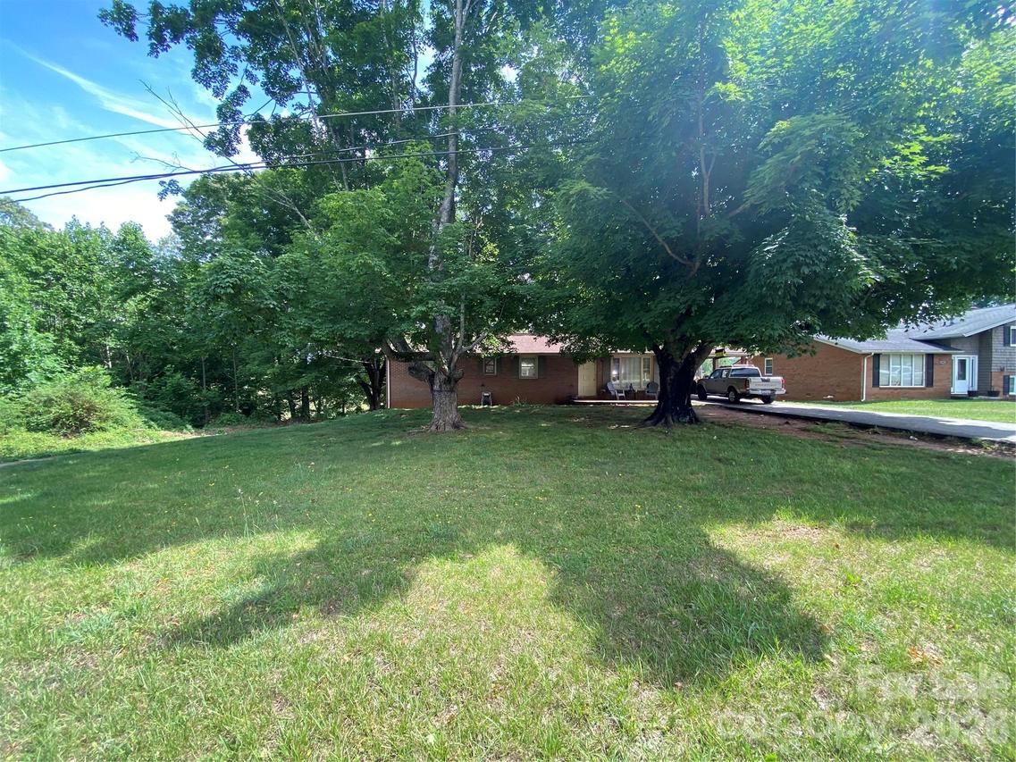 2071 Colonial Ln., Hickory, NC 28601