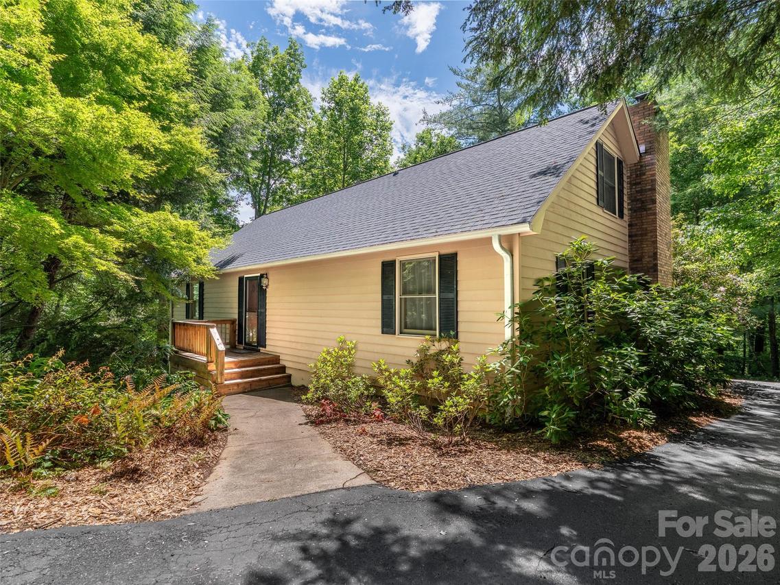 25 Blueberry Ln., Fairview, NC 28730