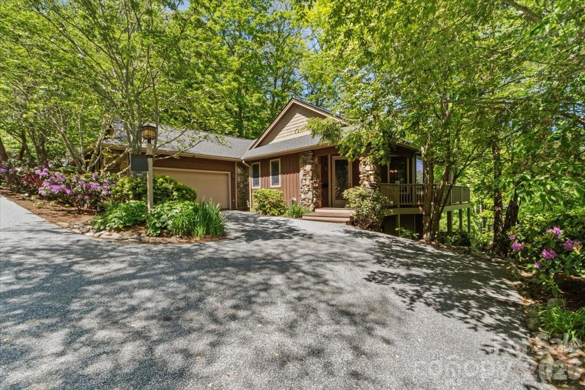 15 Ivy Point Ln., Burnsville, NC 28714