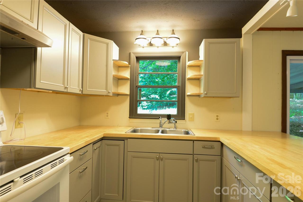 24 Sarabec Hill Rd., Black Mountain, NC 28711