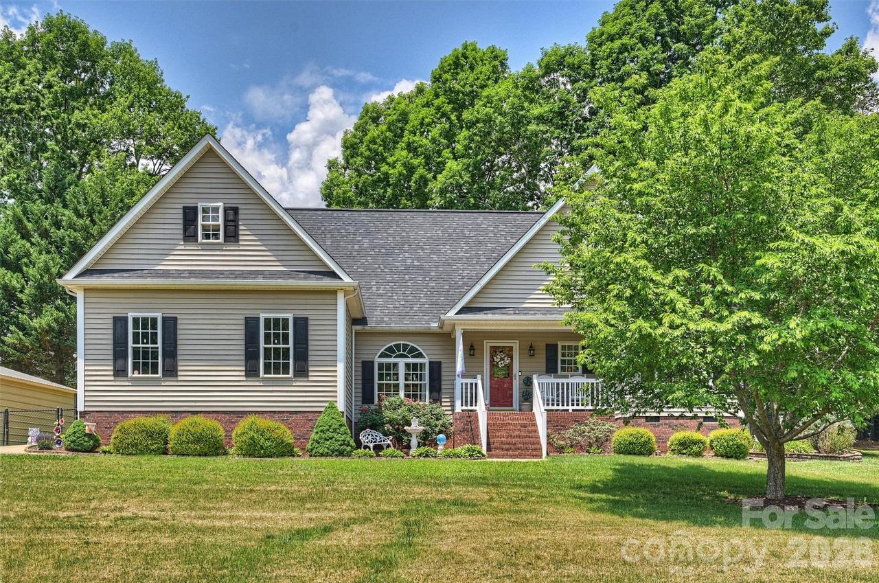 1302 Laurel Woods Dr., Gastonia, NC 28052