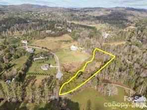 425 Nelson Valley Ln., Hendersonville, NC 28739