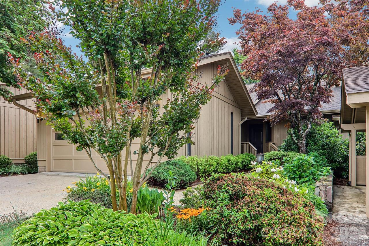 405 Wild Oak Ln., Hendersonville, NC 28791