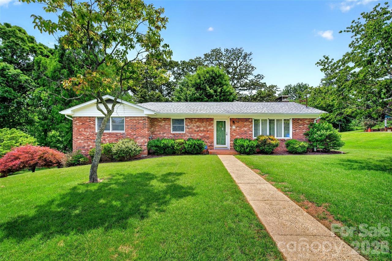 35 Mountain Ter., Asheville, NC 28806