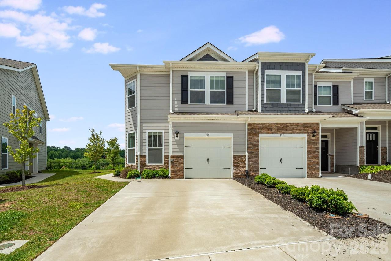124 Creekview Rd., Hendersonville, NC 28791