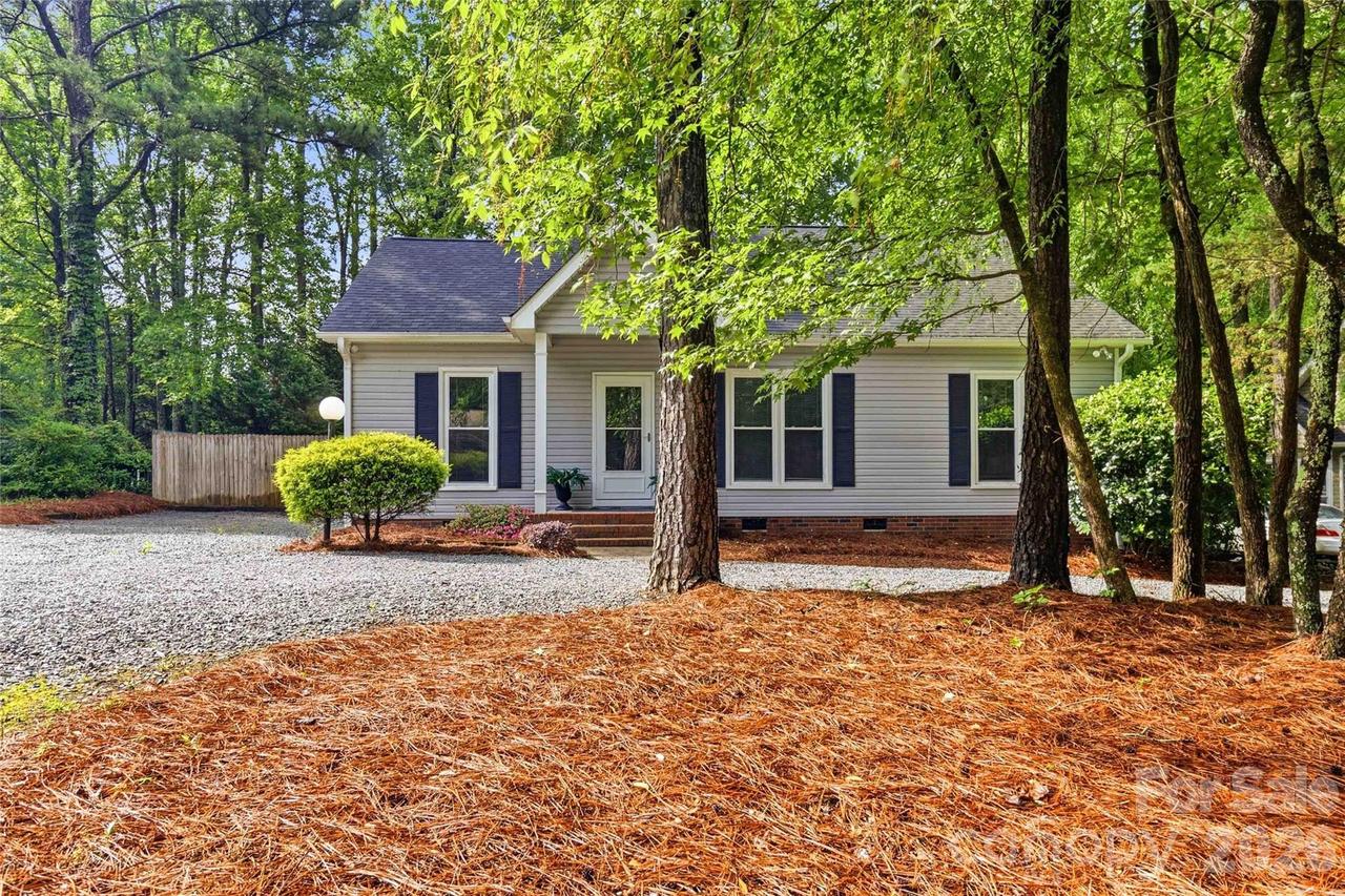 325 Enchanted Dr., Matthews, NC 28104