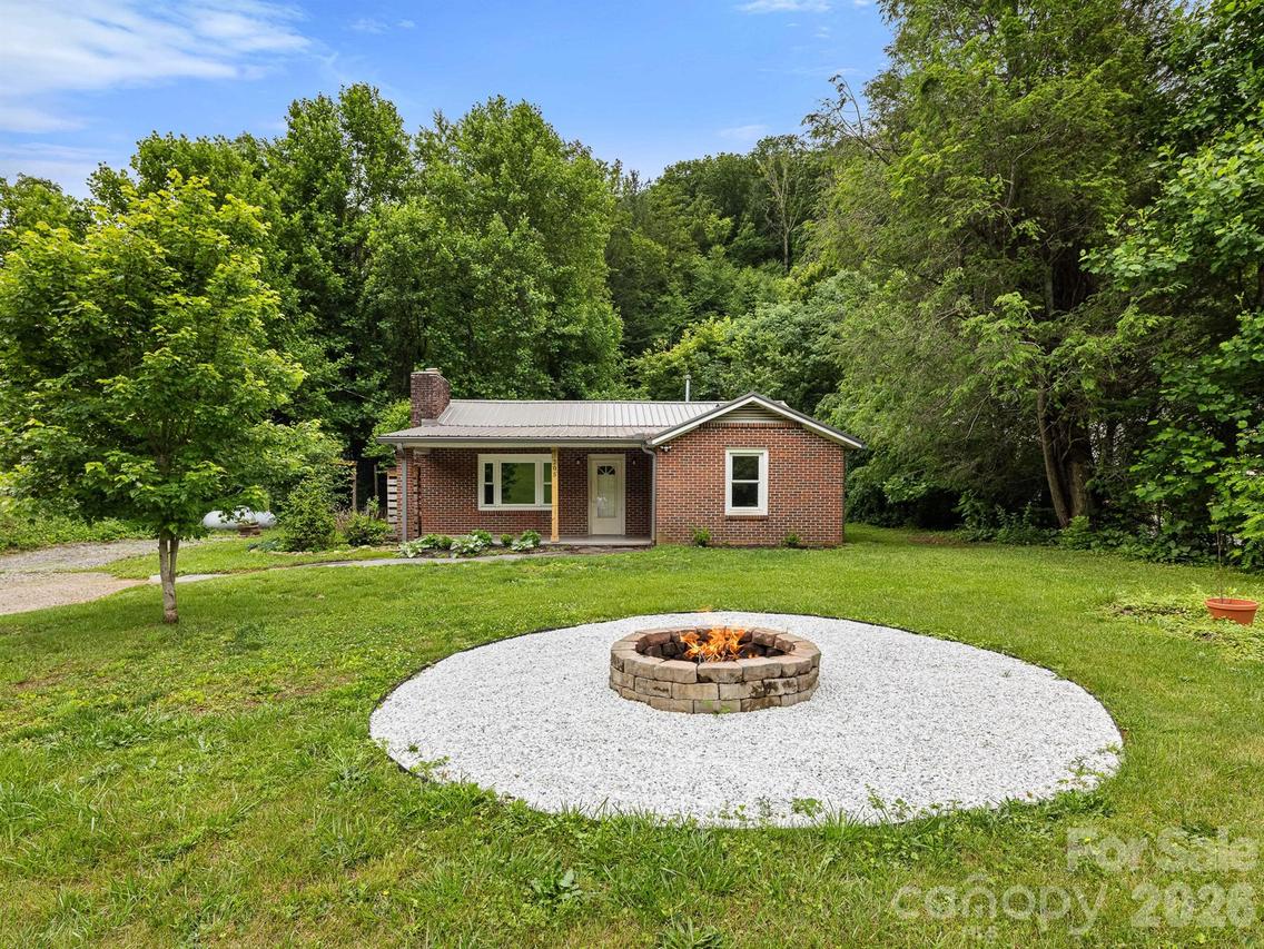 205 Old Fort Rd., Fairview, NC 28730