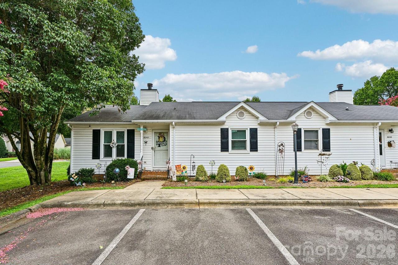 6042 Crape Myrtle Ln., Charlotte, NC 28216