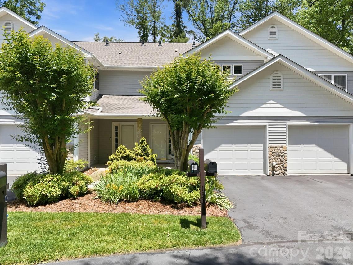 135 Ewarts Pond Rd., Hendersonville, NC 28739