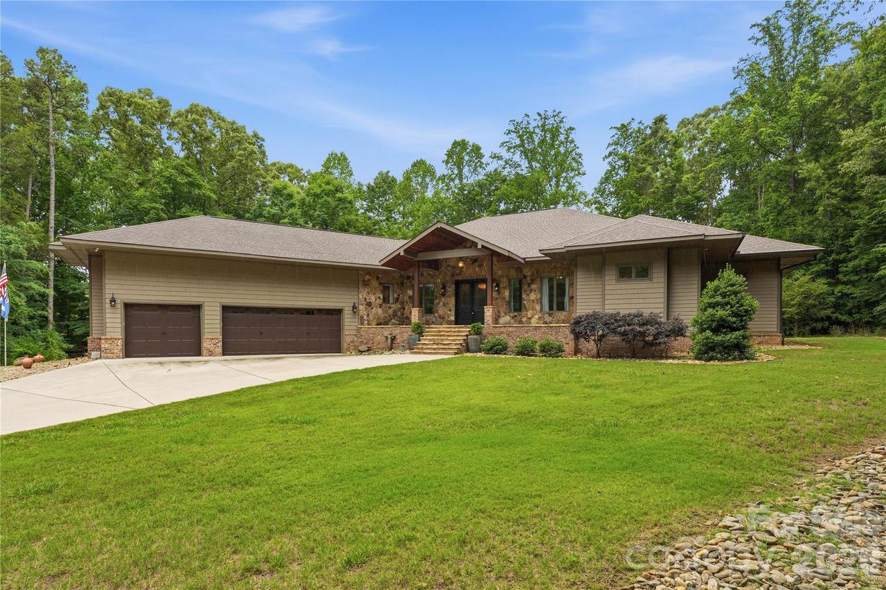 9860 Harvest Ln., Davidson, NC 28036
