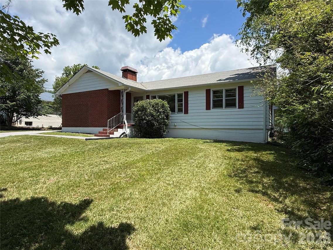 17 N Pershing Rd., Asheville, NC 28805