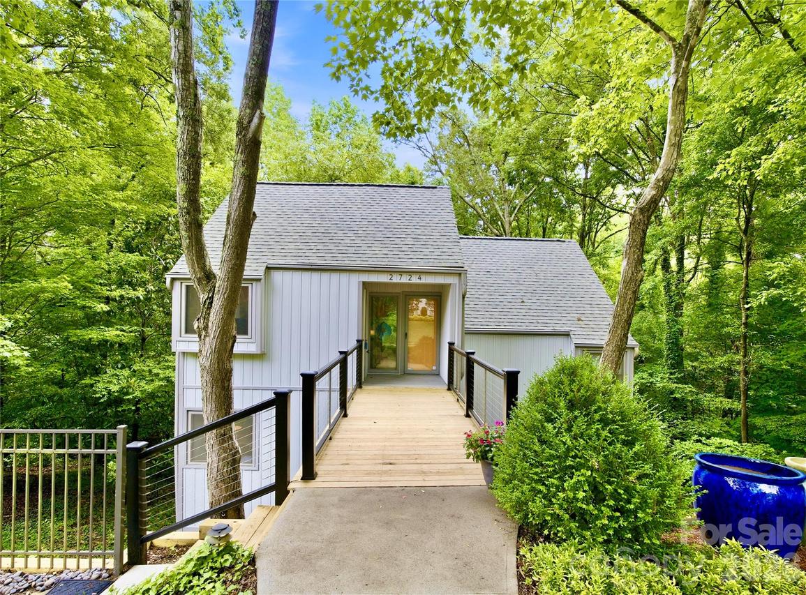 2724 Huntingtowne Farms Ln., Charlotte, NC 28210