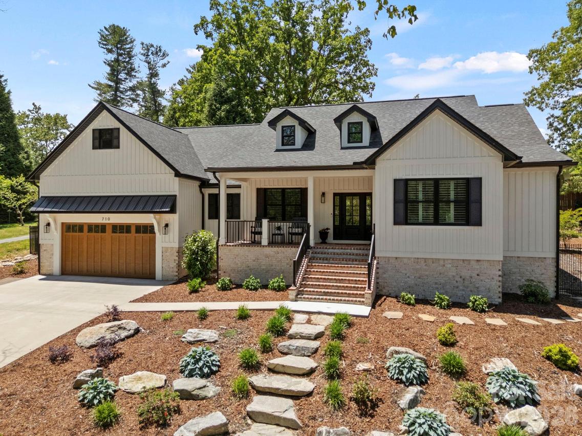 710 Knollwood Dr., Hendersonville, NC 28791