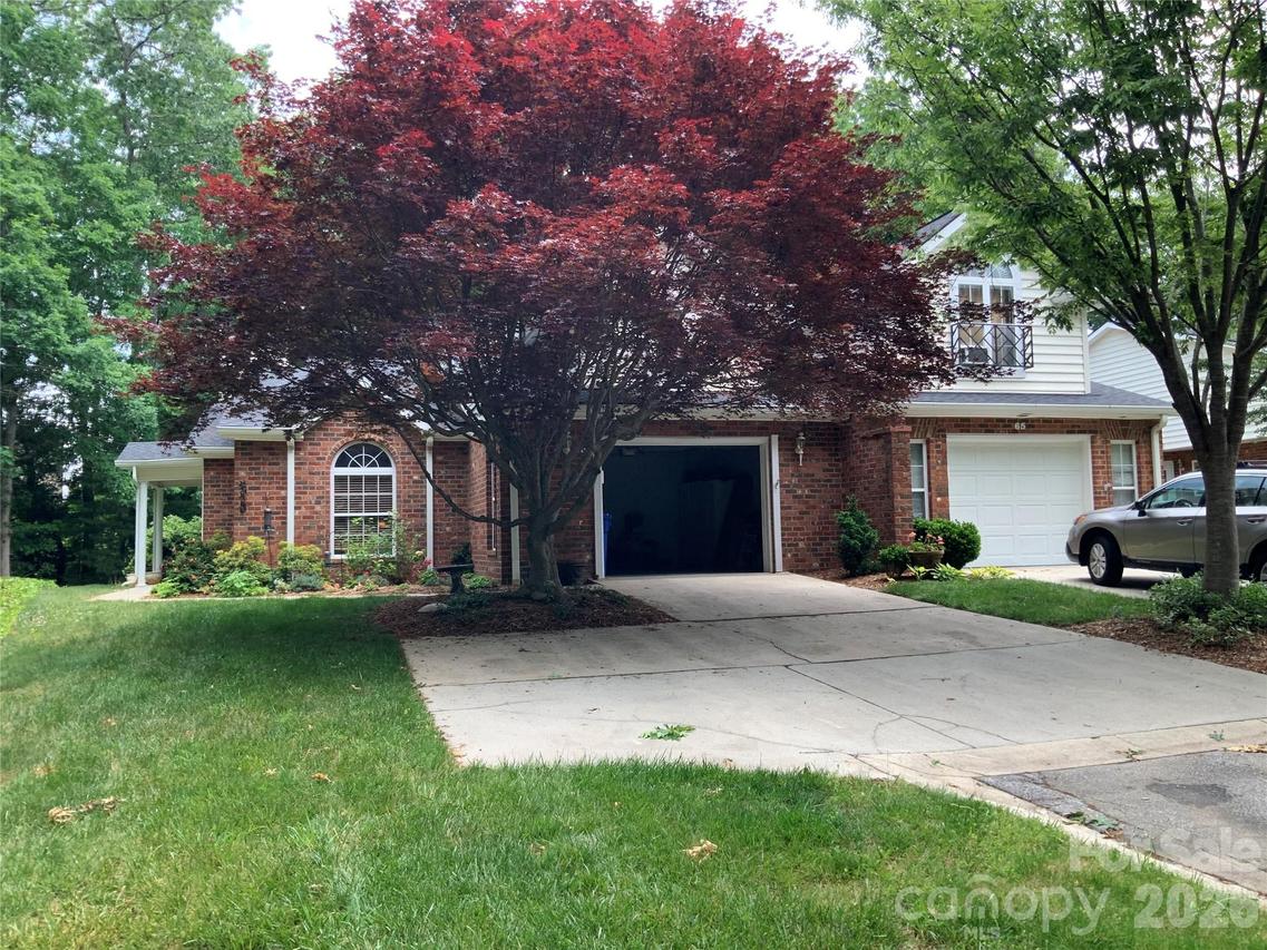 63 Lake Pointe Cir., Hendersonville, NC 28792