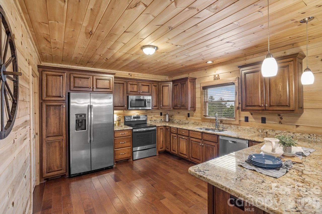 1732 Waters Edge Dr., Granite Falls, NC 28630