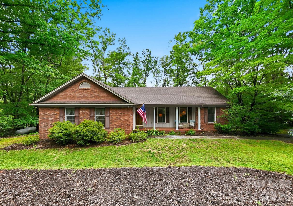 104 Laurelwood Dr., Morganton, NC 28655