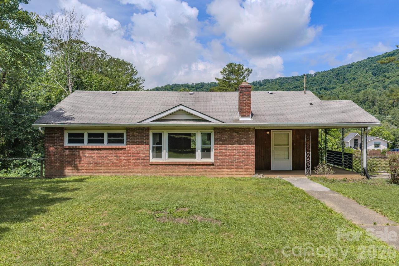 456 Lower Grassy Branch Rd., Asheville, NC 28805
