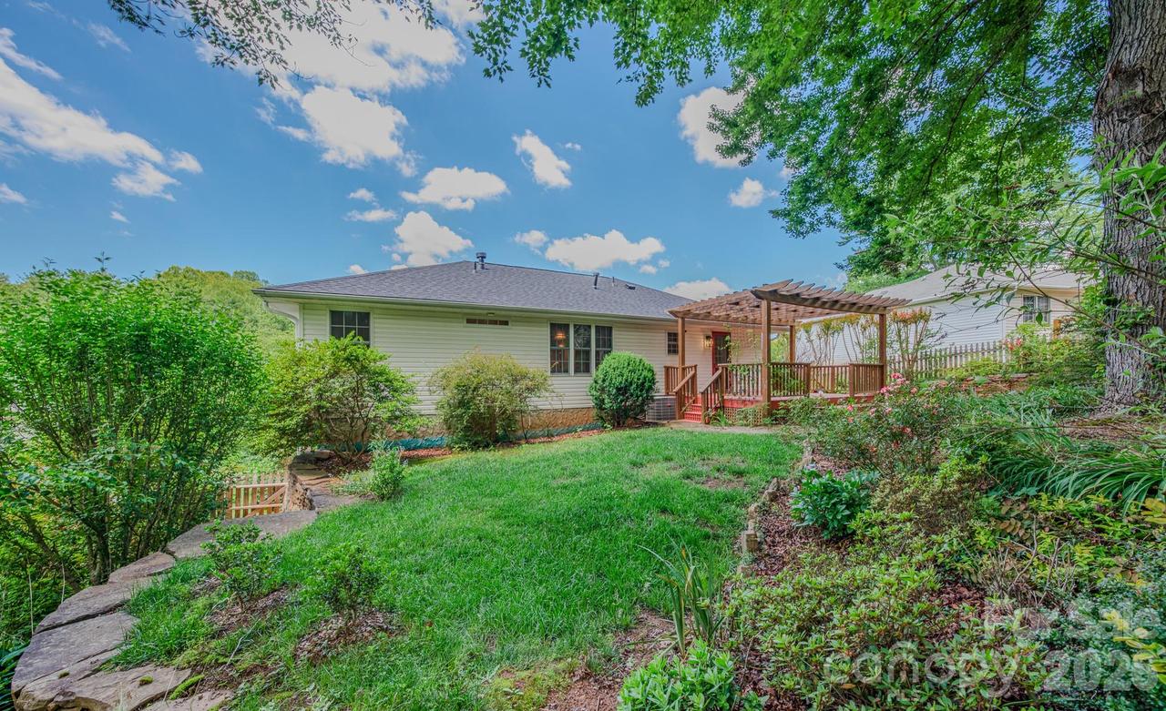 102 Forest Lake Dr., Asheville, NC 28803