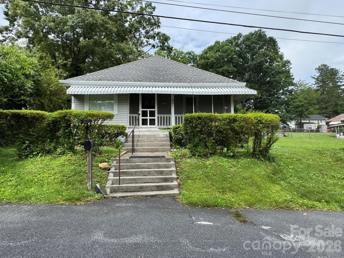 831/833 N Oak St., Hendersonville, NC 28739
