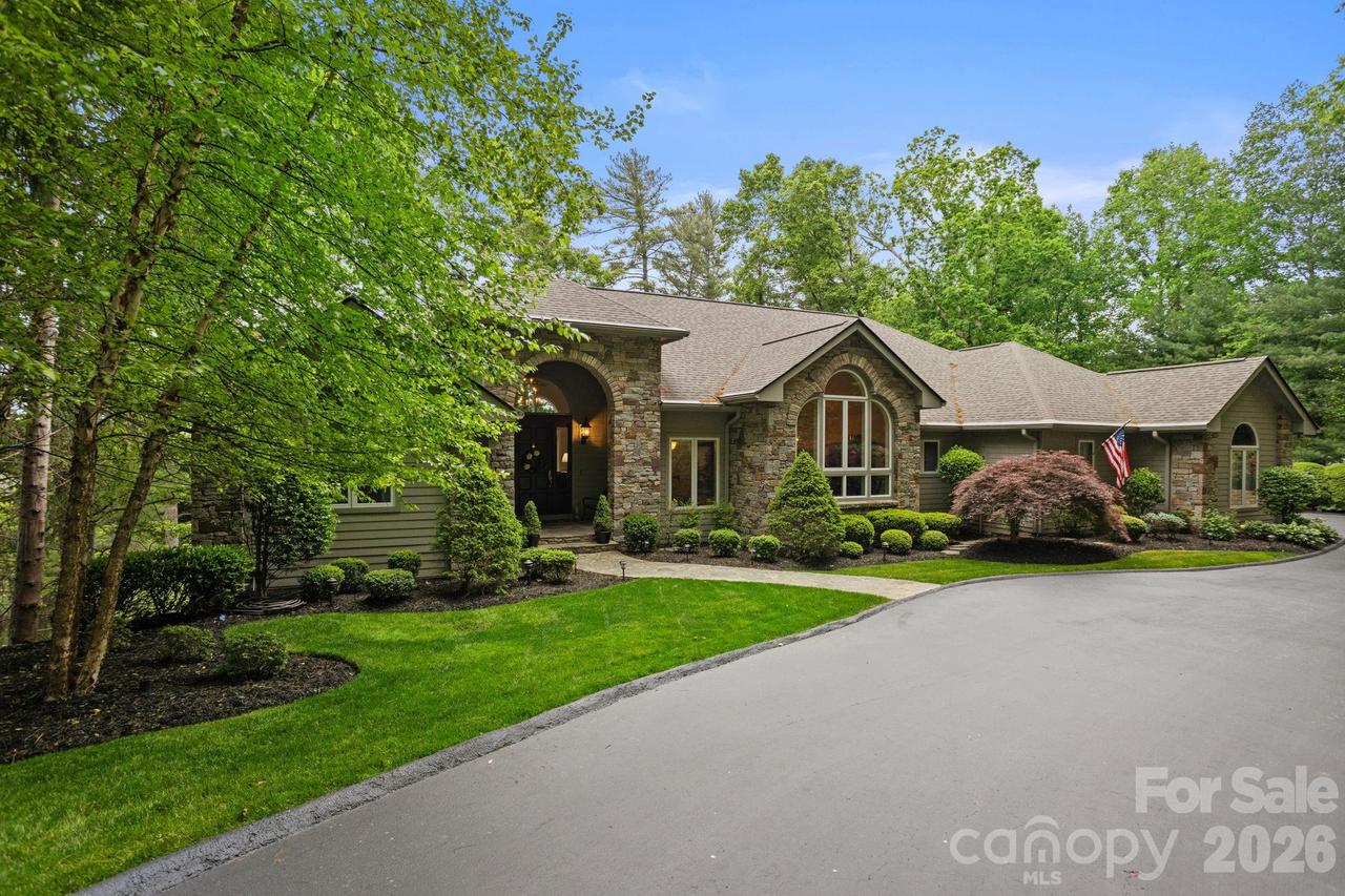 209 Pineholt Ln., Flat Rock, NC 28731