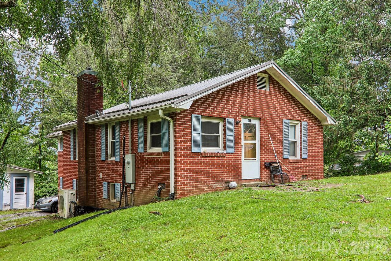 677 Mount Olivet Rd., Zirconia, NC 28790