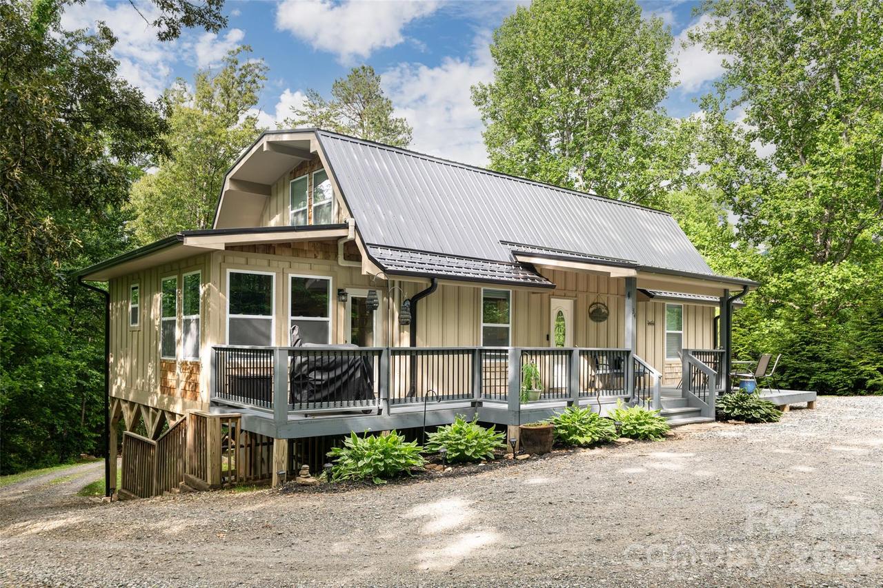 34 Wintercrest Dr., Candler, NC 28715
