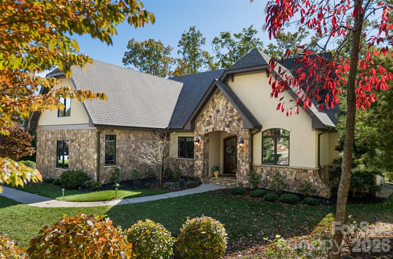 25 Cherokee Orchard Ct., Fairview, NC 28730