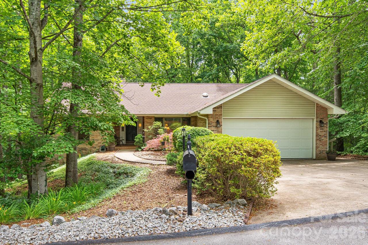 1851 Riverview Ct., Hendersonville, NC 28739