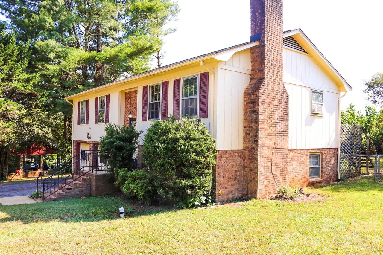 307 Meadowbrook Dr., Newton, NC 28658