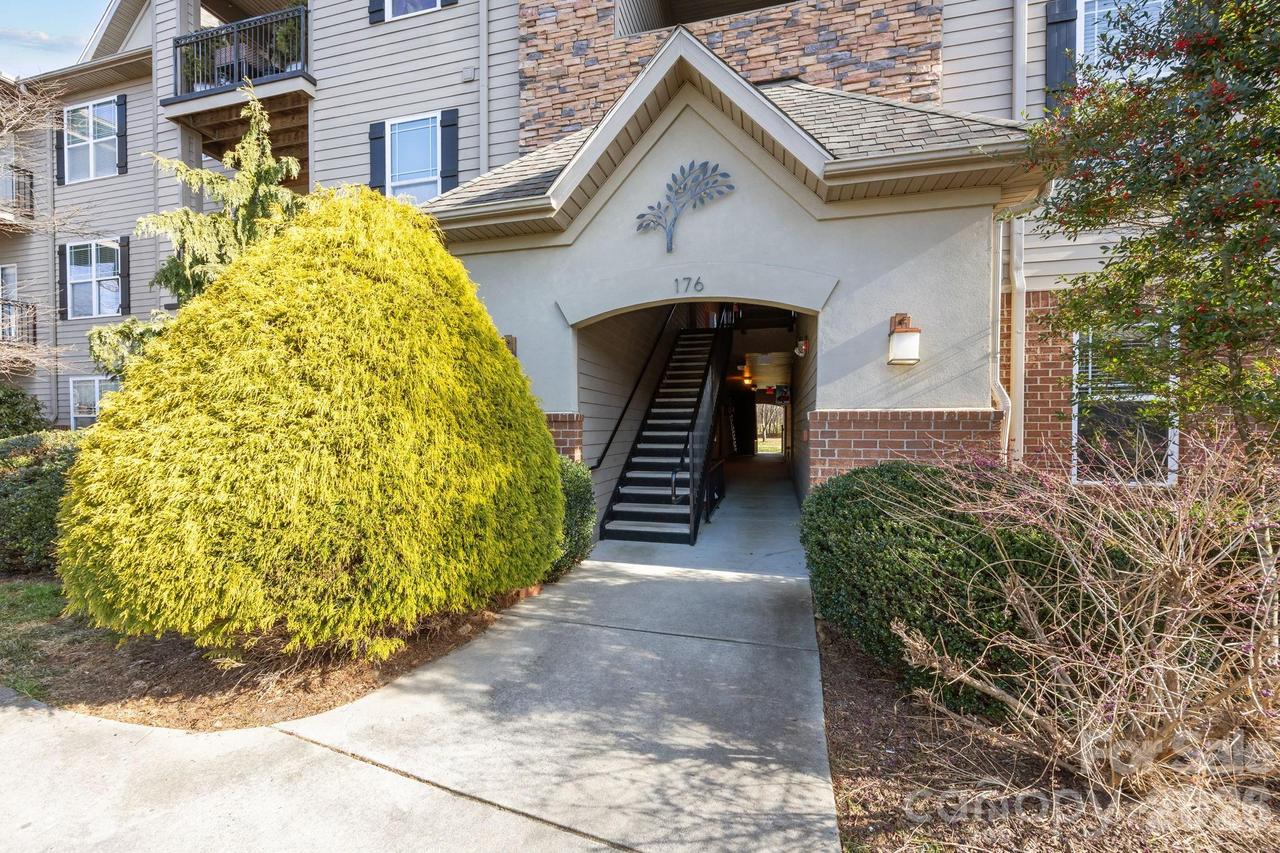 176 Brickton Village Cir. #206, Fletcher, NC 28732