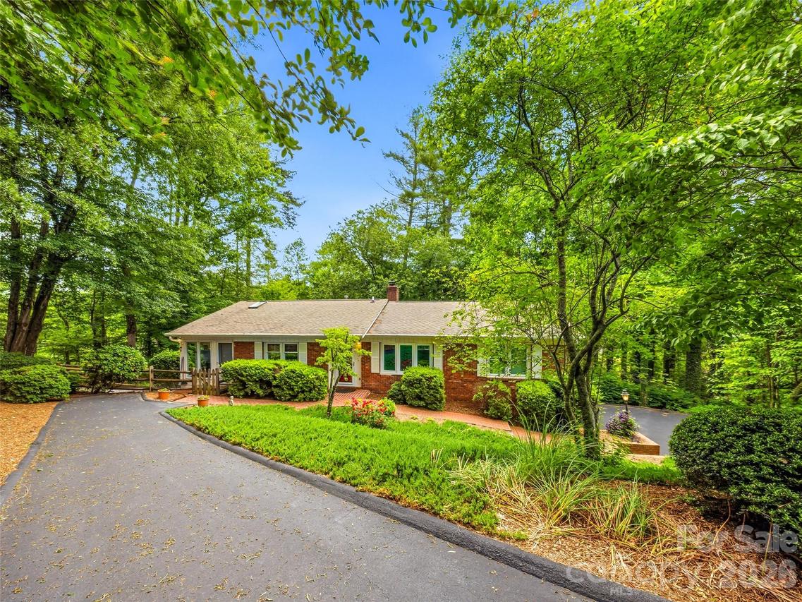 126 Surry Ln., Hendersonville, NC 28791