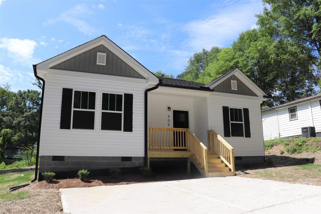 605 E Robinson St., Dallas, NC 28034