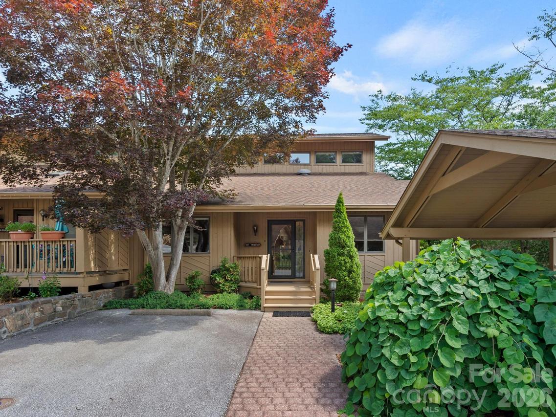 1001 Red Oak Dr., Hendersonville, NC 28791