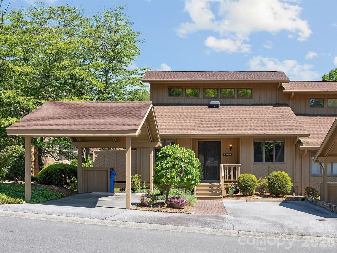 905 Red Oak Dr., Hendersonville, NC 28791