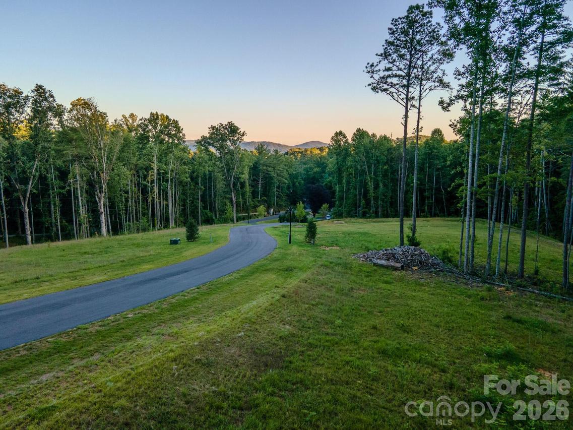 424 Irvine Dr., Fairview, NC 28730