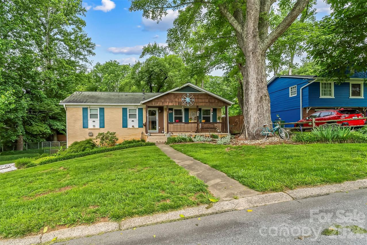 10 Oak Leaf Ln., Arden, NC 28704