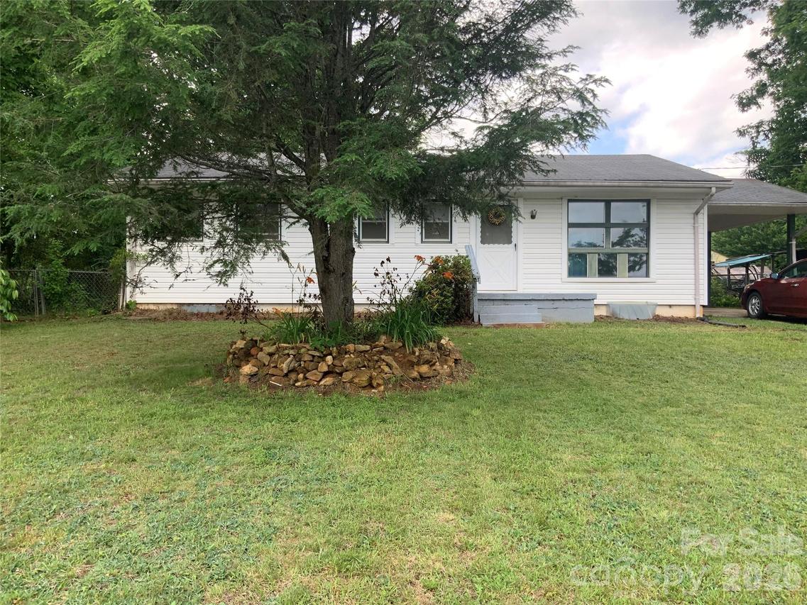 37 Hartshorn Dr., Candler, NC 28715