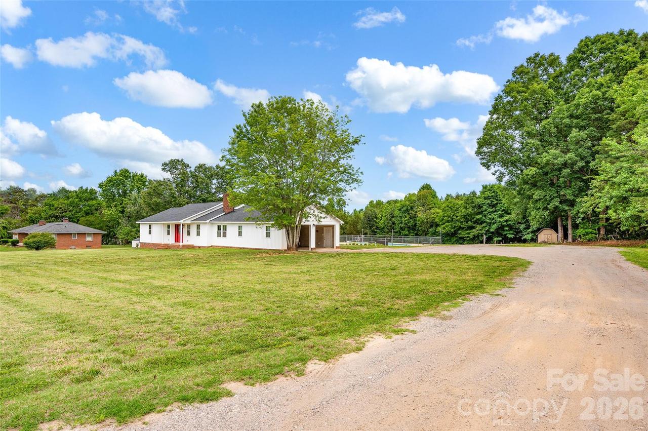581 Barry Oak Rd., Statesville, NC 28625