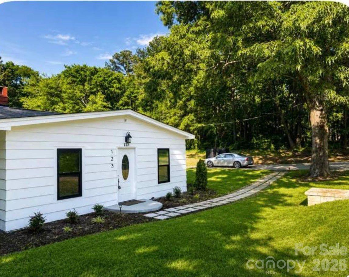 123 Riverside Dr., Mount Holly, NC 28120