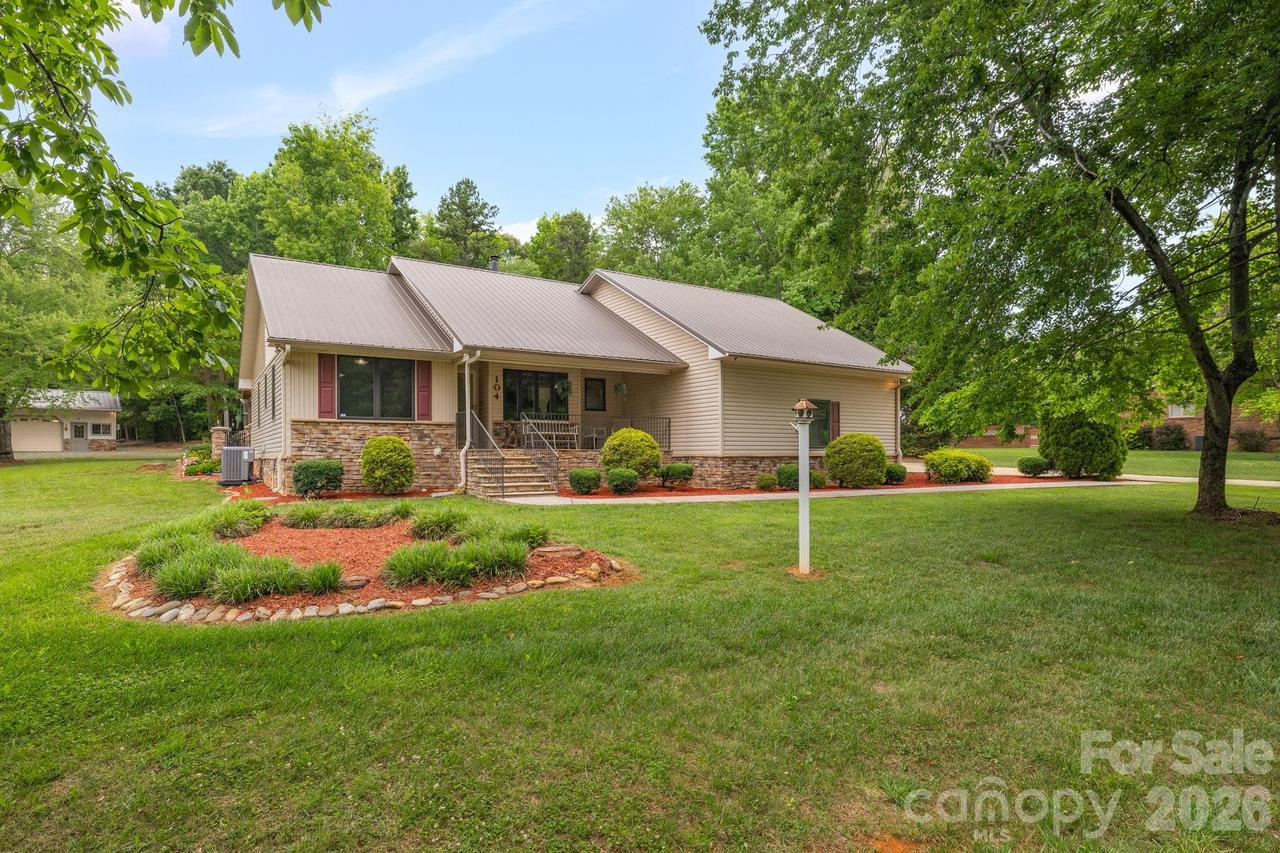 104 Willowbrook Dr., Thomasville, NC 27360