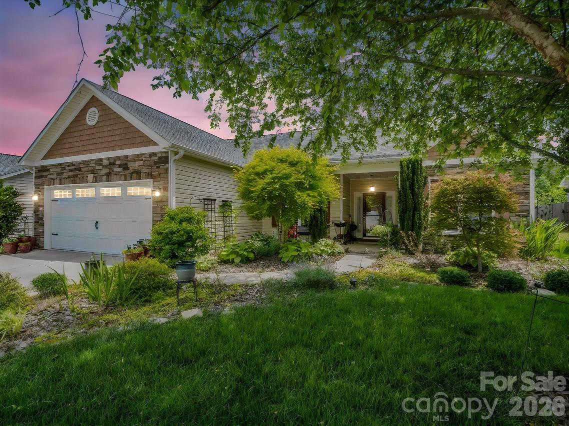 74 Foxtail Ct., Hendersonville, NC 28792