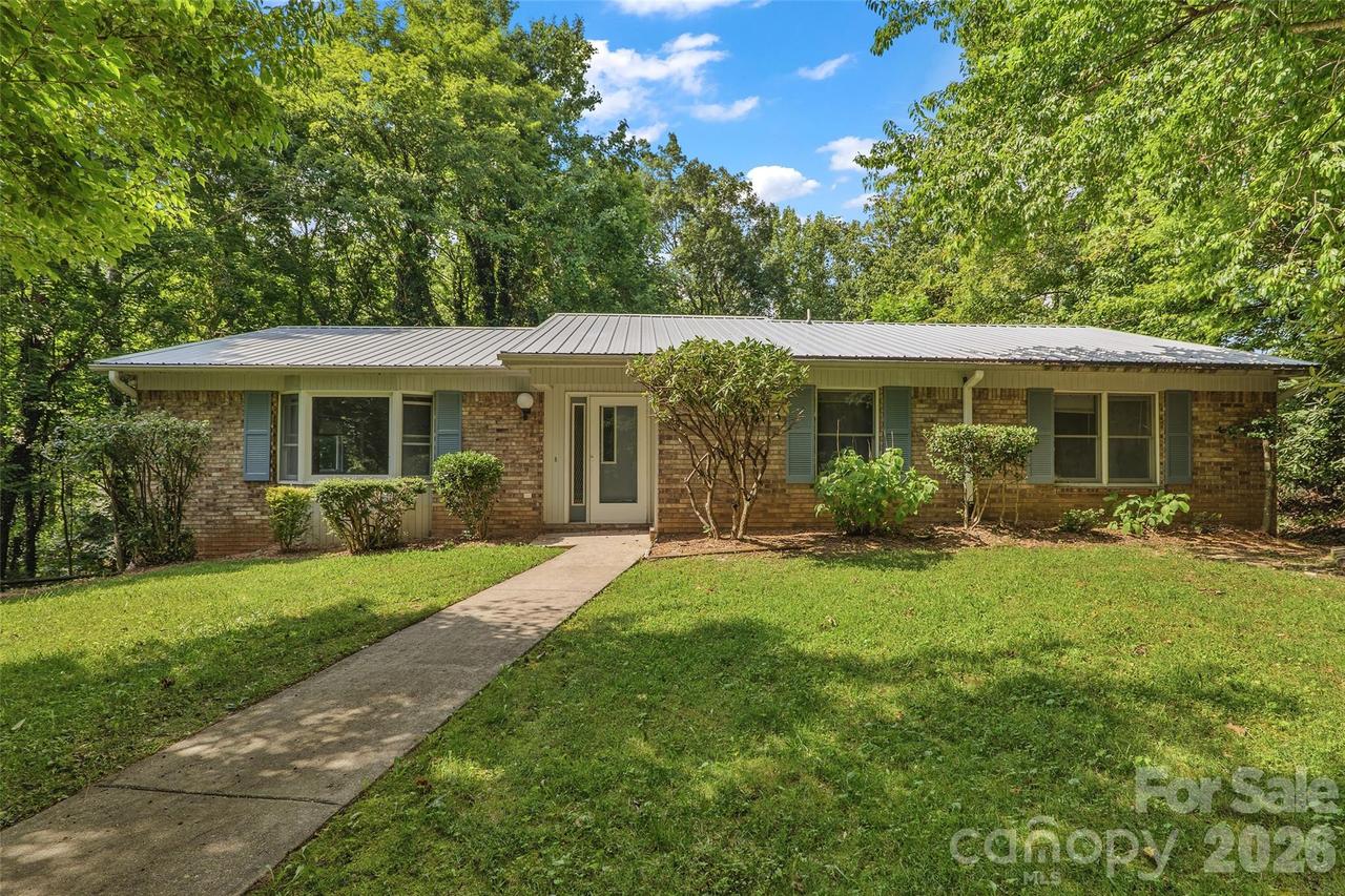 709 Forest Ridge Dr., Hendersonville, NC 28791